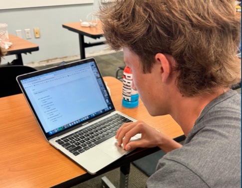 Sophomore Reid Waxman completes a VHL assignment for his Spanish class.
Students at Benjamin have varying opinions about the usage of VHL in language classes. (Photo by Joey Tomassetti)